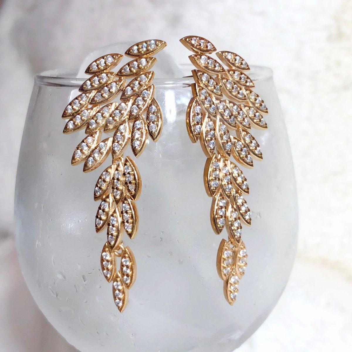 Brinco com cascata de folhas cravejadas