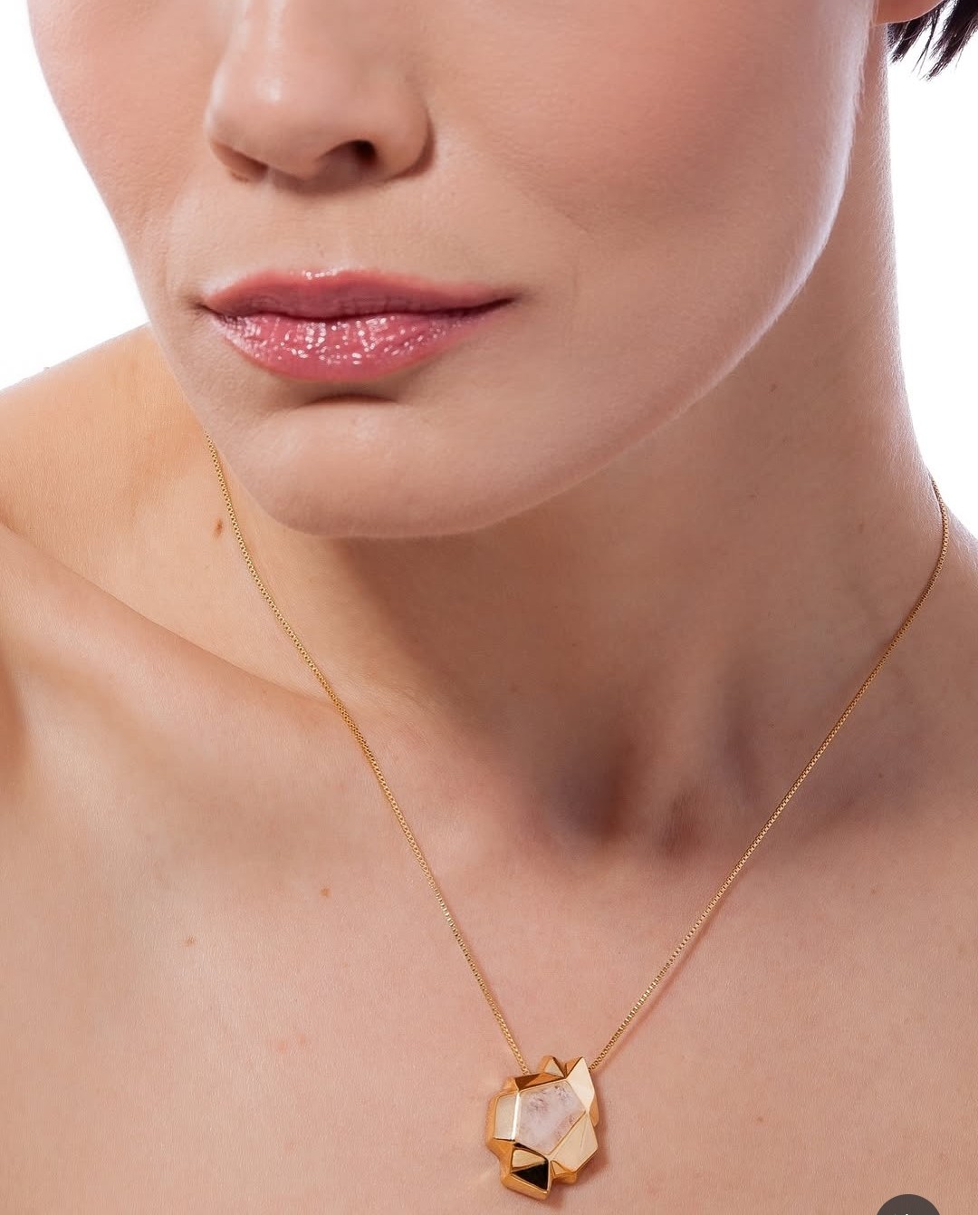 Colar Geométrico Dourado com Quartzo Branco