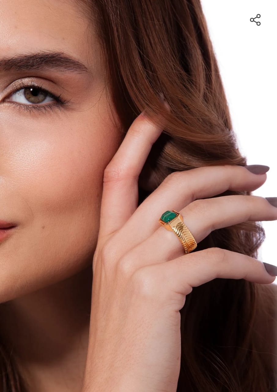 Anel Dourado com Malaquita Retangular