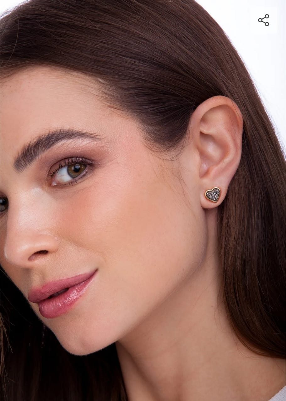 Brinco Coração Dourado com Druza Metalizada