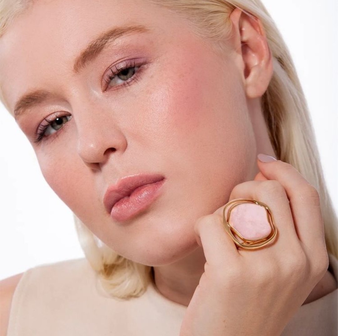 Anel Dourado com Quartzo Rosa Natural