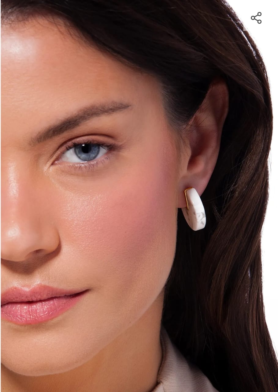 Brinco Dourado com Pedra Haulita Marmorizada