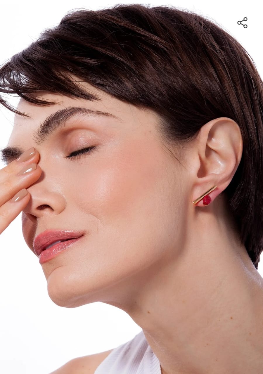 Brinco Dourado com Feldspato Vermelho Minimalista